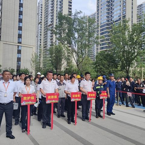 "共织消防安全网 齐练应急硬功夫”——金地臻锦社区开展多部门联合消防演练
