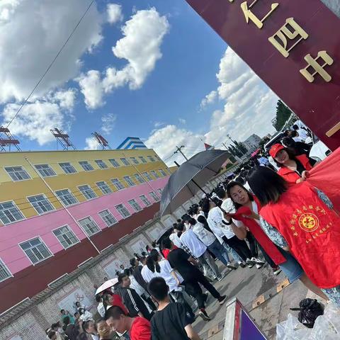 云西街道二道坡北路社区“助力中考 为爱护航”志愿服务活动
