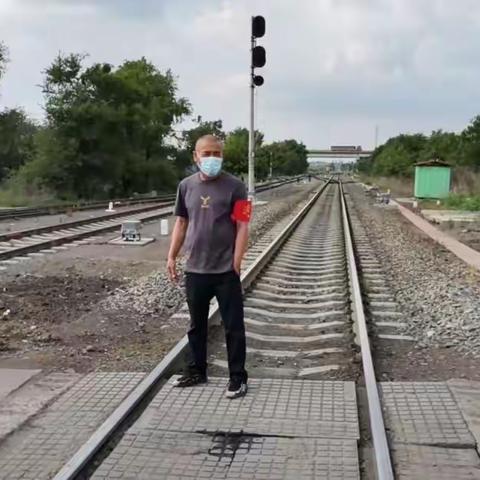 不畏风雨 同舟共济—朝阳镇东升村开展铁路护路巡查行动