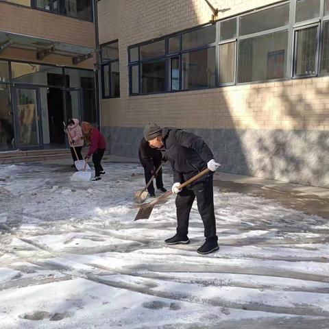 美丽校园披银装 干部带头除雪似暖阳——伏城实验小学干部带头扫雪除冰纪实
