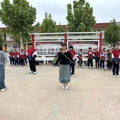 “绳”彩飞扬 ，跳动健康——石佛镇小学开展教师一分钟跳绳比赛活动