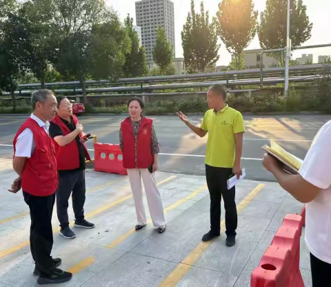 周晓静到第四网格开展“步行东明 丈量文明”活动