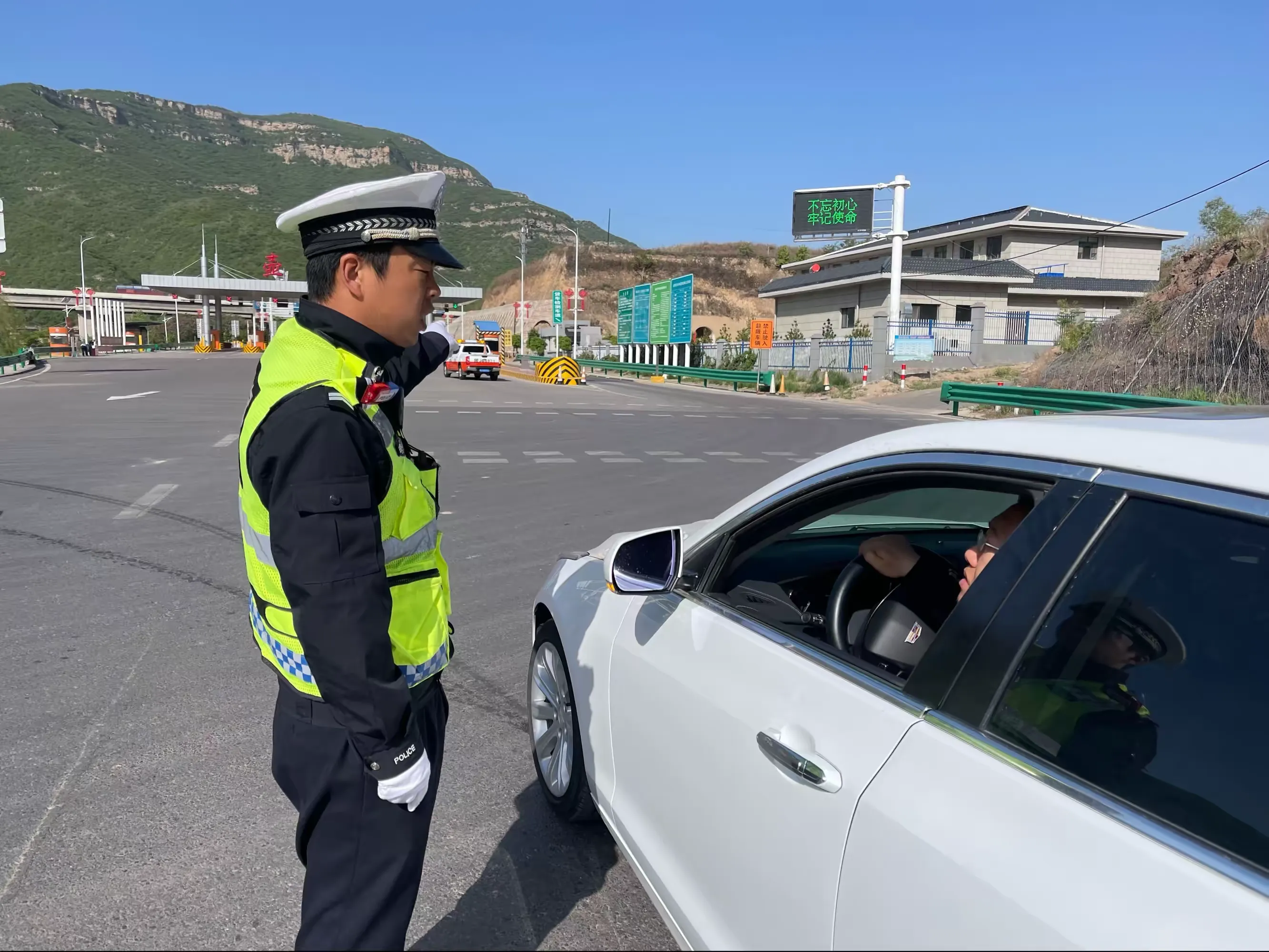 节日我在岗丨宜川公安交警坚守岗位 为您的"五一"假期保驾护航