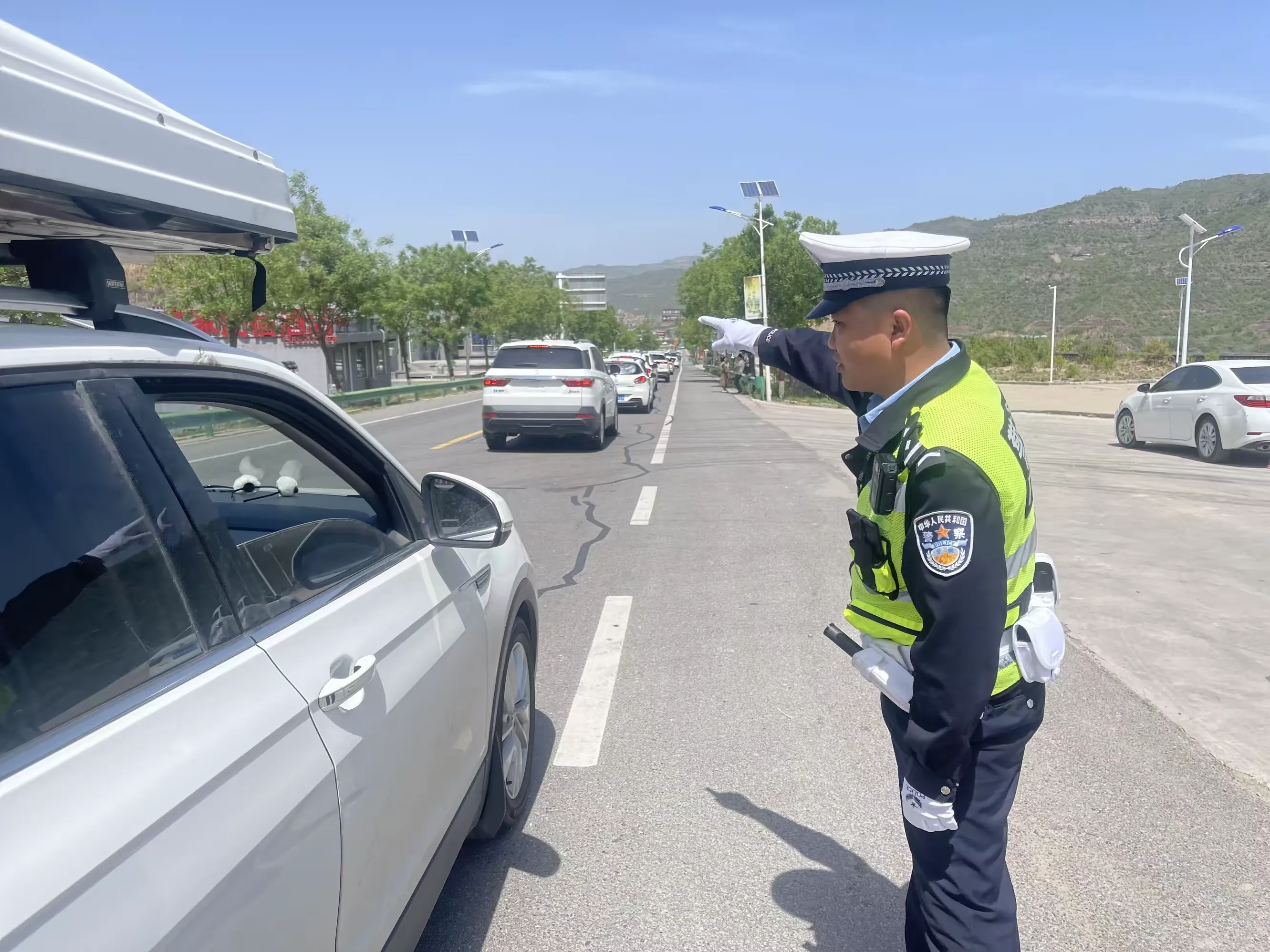 节日我在岗丨宜川公安交警坚守岗位 为您的"五一"假期保驾护航