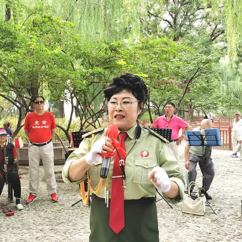 北京太阳红合唱团在昌平公园唱歌跳舞活动现场（二。）