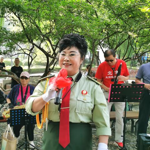 北京太阳红合唱团在昌平公园唱歌跳舞活动现场。