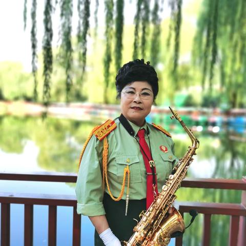 北京太阳红合唱团在昌平公园镜明湖东岸唱歌跳舞活动现场。