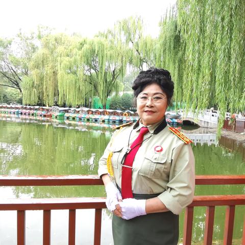 北京太阳红合唱团在昌平公园唱歌跳舞活动现场。