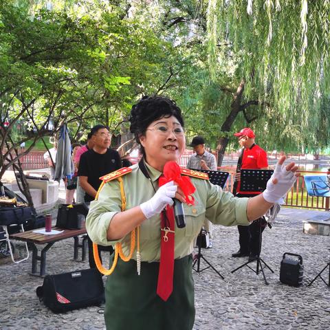 北京太阳红合唱团在昌平公园唱歌跳舞活动现场。