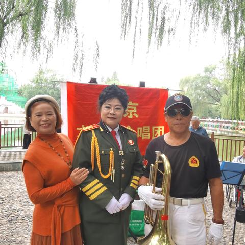 北京太阳红合唱团在昌平公园唱歌跳舞活动现场。