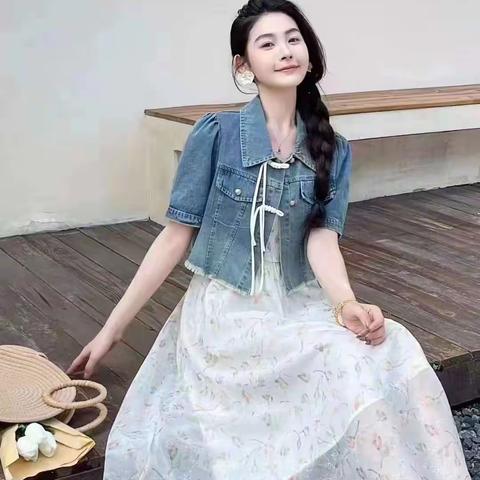 联合万家铜石店服装区 五一欢乐购，优惠乐翻天 满100元送20代金券，满200送50代金券