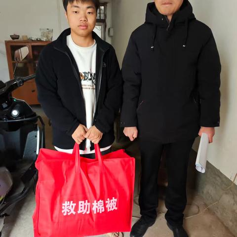 2. 心系困难群众，寒冬传递温情