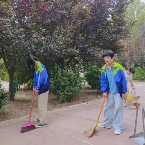 【关爱学生 幸福成长】梨林堡小学校园卫生大扫除