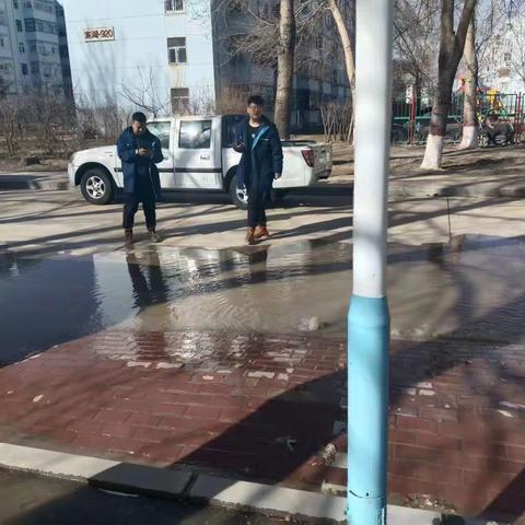 【让胡路区东湖街道】东湖九社区网格员掌红艳：解决漏水问题   为民服务“不打烊”