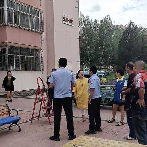 【让胡路区东湖街道网格员张倩倩】小网格有大爱  解决居民烦心事