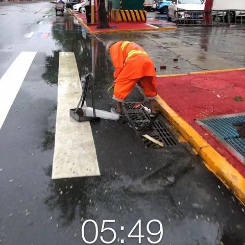 雨歇人不歇，亮城顺平环卫积极开展雨后清洗工作