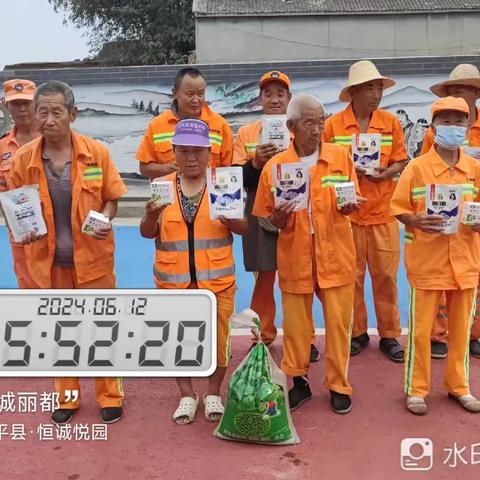 炎炎夏日 环卫工人坚持守护城市环境