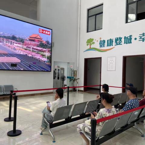 社区共观阅兵盛典，凝聚邻里爱国情怀