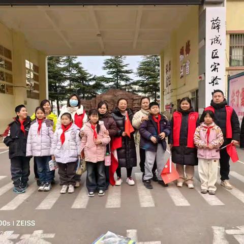 家校同心护幼苗、风雨无阻保平安——实小四（2）班家长执勤日