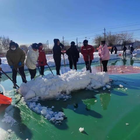 清雪总动员  护航学子路
——大林宝林学校家长志愿者助力校园清雪