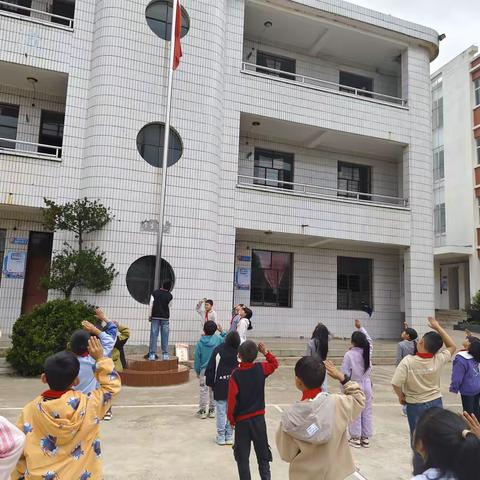 “强国复兴有我  争当新时代好少年”