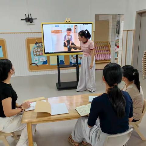 小班健康活动：我会穿裤子 ——生活自理能力培养记