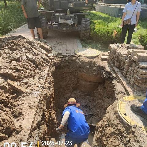 烈日抢修，汗水与责任同行