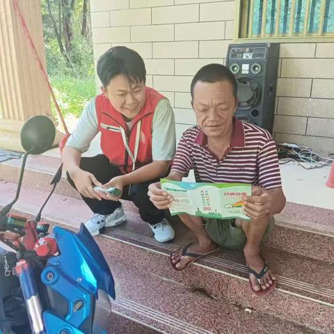 新龙镇龙卧村网格员入户开展扫黄打非活动宣传