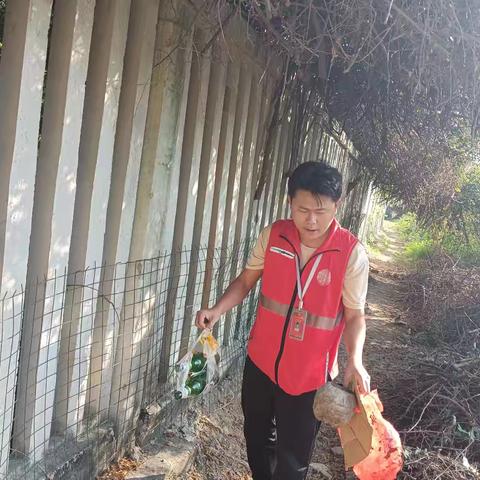 新龙镇龙卧村开展铁路沿线安全巡查