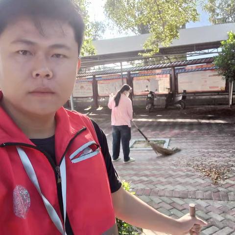 新龙镇龙卧村网格员协助环卫工人清理人居环境卫生