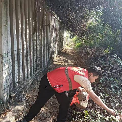 新龙镇龙卧村网格员持续开展铁路周边排查