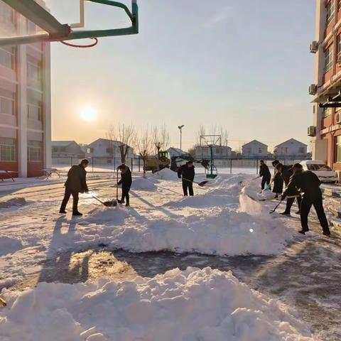 大雪冬日寒  师情暖人心             ——河流镇中心小学教师心系学生安全扫雪忙