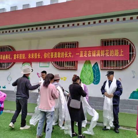 《我们毕业了》扎木镇东绕村双语幼儿园大班毕业典礼，主题