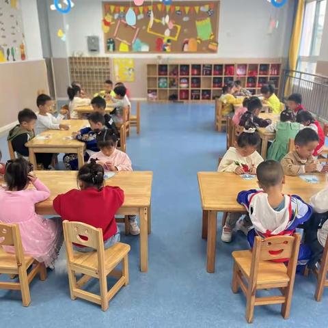 月满中秋“童”欢乐——求扎木镇东绕村双语幼儿园大班手工制作《月饼福袋》