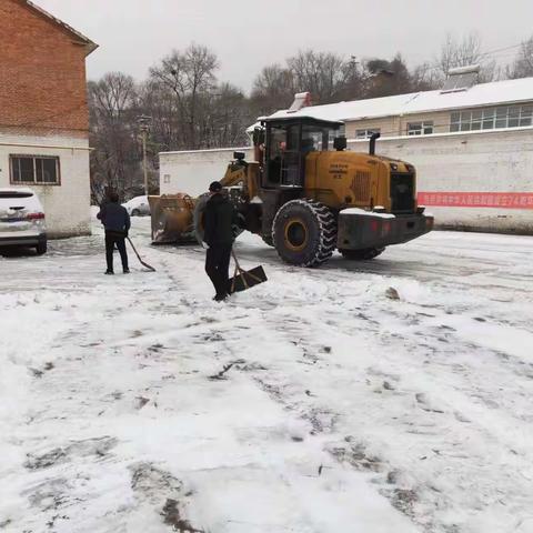 清理街道积雪，保障村民出行安全