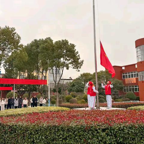 逐梦新学期，奋进新征程——楠杆镇中心学校西校区开学升旗仪式