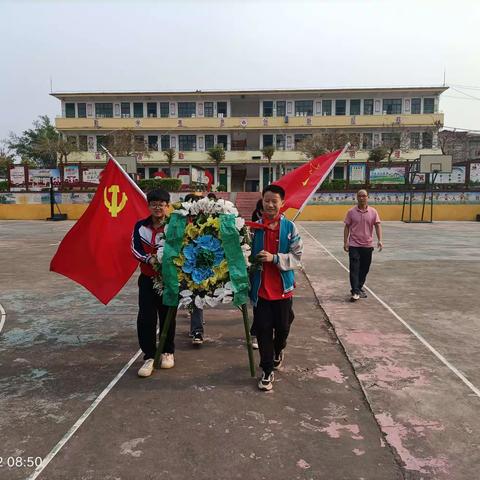 党建引领“扣好人生第一粒扣子”——高峰镇靖定小学清明节祭扫烈士活动