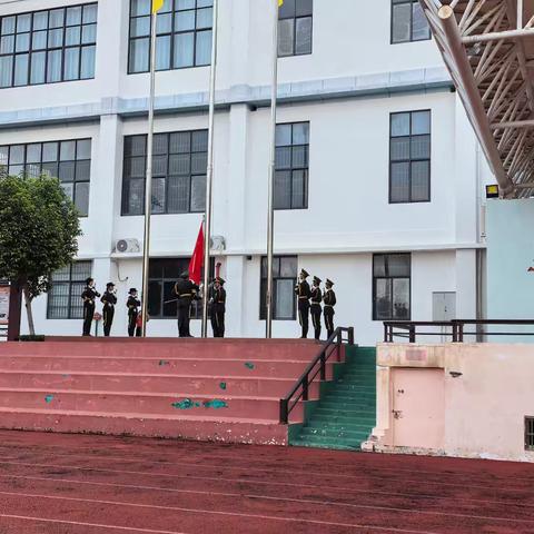 褪去青涩显担当 逐梦青春再出发——东方市东方中学2025年秋季学期军训汇报表演暨开学典礼纪实