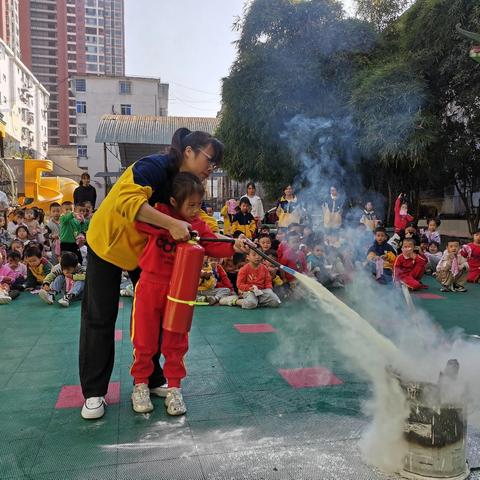 防患未然全动员，消防演练固平安——金城江区爱心心幼儿园消防安全应急疏散演练