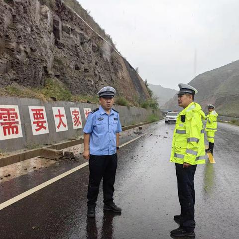 大队领导督导检查强降雨天气道路交通安全管理工作