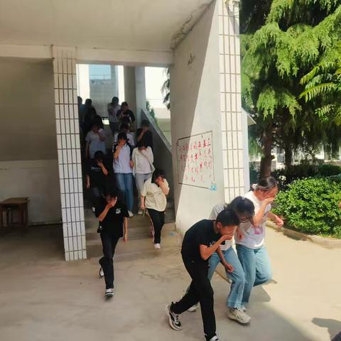 花塔中学安全工作防火消防演练记实