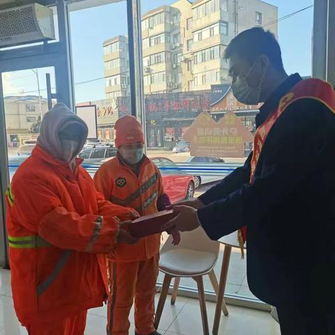 情暖新春 福赠园丁——建行凌空支行劳动者港湾为环卫工人送上新年福气礼盒