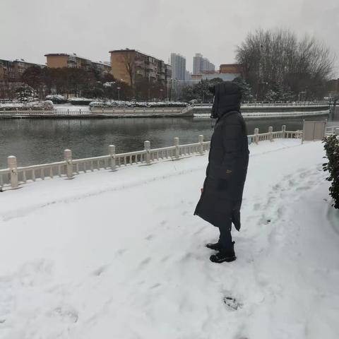 苏曹乡芳林社区雪天河道巡察