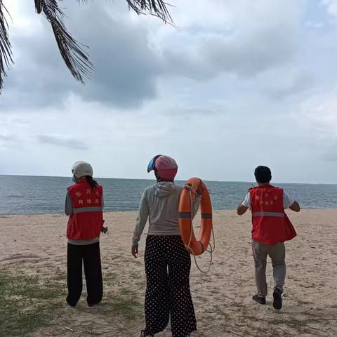 八所镇滨海社区网格员：红马甲筑牢海滩防溺水安全线