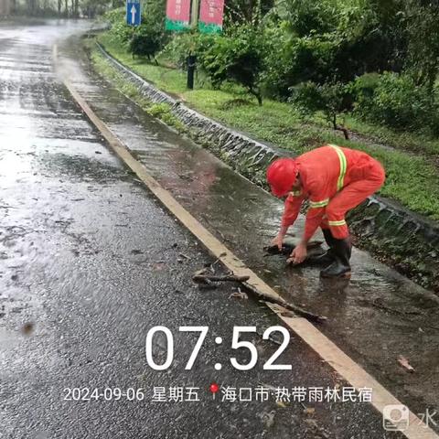 公路一站台风“摩羯”期间组织人员对管养县道开展清障保通工作