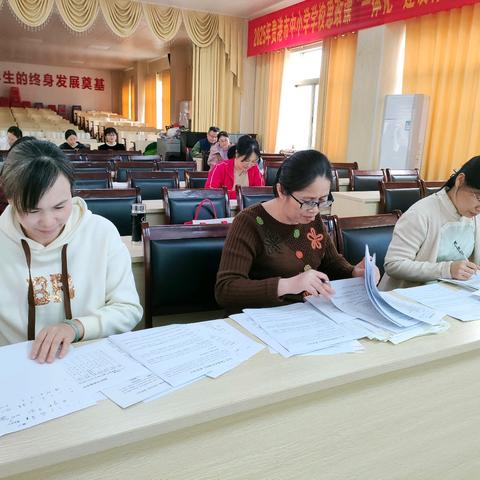 深耕课堂促成长 百花齐放竞风采 ——贵港市民族中学青年教师教学竞赛