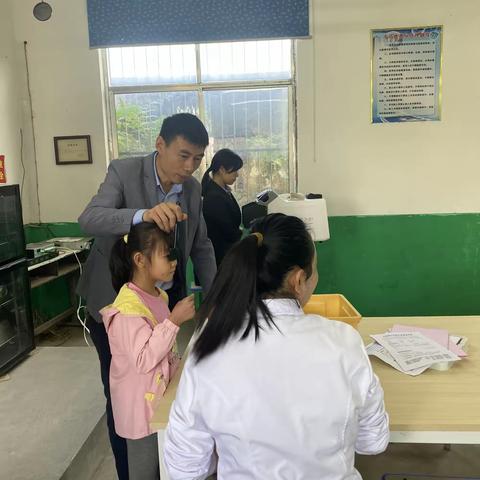 西平县师灵苍王庙小学开展视力检测进校园活动