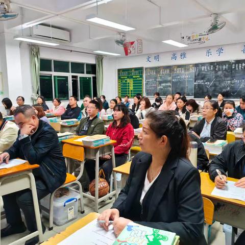 家校共育·成长同行 ——港口中学家庭教育讲座暨初二年级家长会