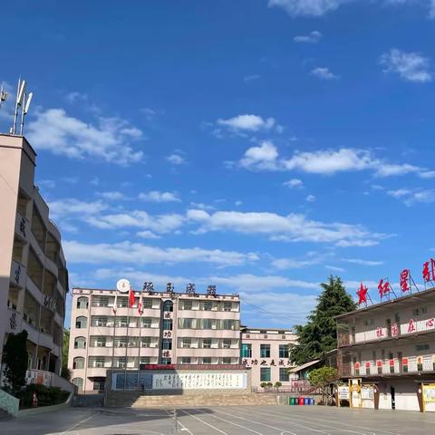 春色满园斗芬芳  三课联盟竞赛忙
——六盘水市小学B组（三课）学校联盟第十七届主题教研活动第二天赛况