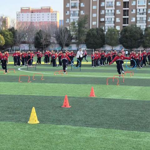 “趣”享运动 跑出风采 ——记石河子第九中学三年级趣味障碍接力赛